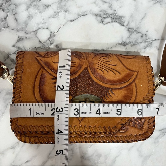 Vintage 70’s hand tooled embossed leather floral tan brown clutch crossbody bag - Picture 6 of 9